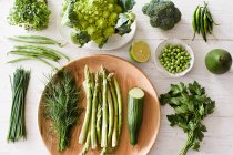 Зеленые овощи на тарелке — стоковое фото