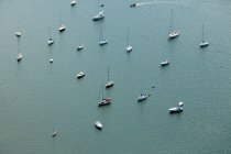 Вид лодок на воде — стоковое фото