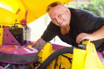 Meccanico di lavoro su auto colorate — Foto stock