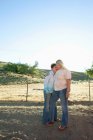 Ältere lesbische Paare umarmen sich auf Ranch — Stockfoto