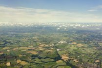 Vue aérienne des champs et du paysage nuageux en plein soleil — Photo de stock