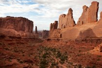 Rote Felsformationen unter bewölktem Himmel, Moab, USA — Stockfoto