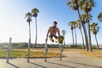 Young man exercising outdoors — Stock Photo