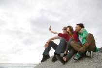 Friends taking photograph of themselves — Stock Photo
