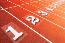 Números en pista de atletismo - foto de stock
