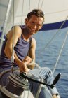 Homem em barco à vela — Fotografia de Stock