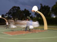 Jogadores de basquete à noite, movimento turvo — Fotografia de Stock