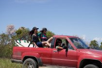 Três jovens amigos dirigindo off road veículo em férias — Fotografia de Stock