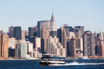 Barco de ferry y horizonte de la ciudad de Nueva York - foto de stock