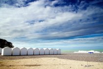 Weiße Strandhütten reihen sich aneinander — Stockfoto