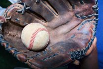Garçon tenant le baseball dans un gant de baseball — Photo de stock