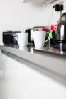 Coffee cups on kitchen counter — Stock Photo