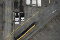 Vista aérea de caminhões estacionados em luz solar brilhante — Fotografia de Stock