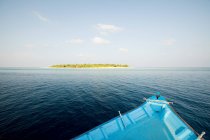 Barco e Ilha Havodigalaa, Atol de Huvadhu do Sul, Maldivas — Fotografia de Stock