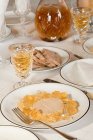 Foie gras e vino dolce serviti in tavola — Foto stock