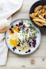 Тарілка салату з мискою смаженої картоплі на столі — стокове фото