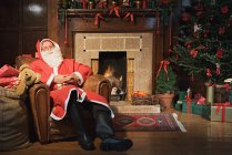 Санта Клаус відпочиває в кріслі — стокове фото