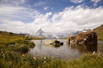 Vista panorámica del Matterhorn alpino, lago Stellisee - foto de stock