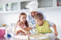 Батько і діти пекарня — стокове фото