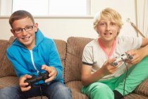 Deux garçons jouant le jeu vidéo — Photo de stock