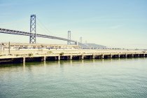 Sun lit Bay Bridge, San Francisco, California, Estados Unidos - foto de stock