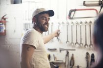 Mann greift in Bootsreparaturwerkstatt zum Schraubenschlüssel — Stockfoto