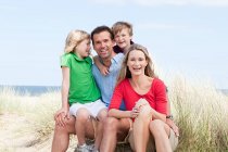 Счастливая семья на побережье — стоковое фото