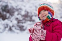 Jovem menina desfrutando neve de inverno — Fotografia de Stock