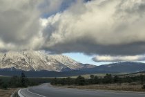 Perspectiva decrescente da estrada vazia que conduz à montanha da neve do dragão de Jade, Lijiang, Yunnan, China — Fotografia de Stock