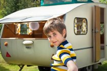 Retrato de menino fora caravana — Fotografia de Stock
