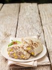 Pita gefüllt mit Thunfisch, Zuckermais und Mayonnaise — Stockfoto