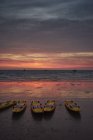 Barelle di salvataggio in mare sulla spiaggia con cielo al tramonto — Foto stock