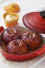 Manzanas al horno en utensilios de cocina de hierro fundido - foto de stock