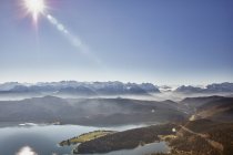 Vista de las montañas soleadas y el lago Walchen - foto de stock