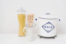 Containers for spaghetti and rice — Stock Photo