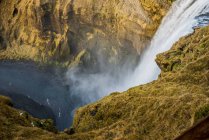 Hermosa cascada en las montañas - foto de stock