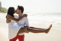 Couple s'embrassant sur la plage d'Arpoador, Rio De Janeiro, Brésil — Photo de stock