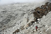 Trekker féminin descendant à travers la moraine du glacier Nguzumpa, Népal — Photo de stock
