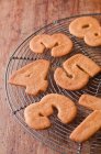 Biscotti in numero forme su scaffale di raffreddamento — Foto stock