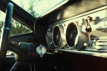Painel de Cadillac vintage no por do sol — Fotografia de Stock