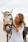Frau mit Pferd am Strand — Stockfoto