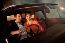 Casal dirigindo juntos à noite — Fotografia de Stock