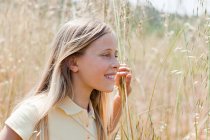 Портрет блондинка дівчина в поле — стокове фото
