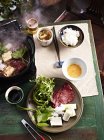 Natura morta di piatto con foglie d'insalata e carne con boccia di riso — Foto stock