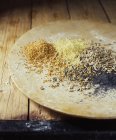 Тарілка з сумішшю маку, соняшнику та насіння льону — стокове фото