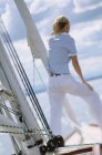 Vista trasera de la mujer en el barco con vistas al mar - foto de stock
