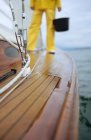Abgeschnittenes Bild eines Mannes, der an Deck eines Bootes steht und Eimer hält — Stockfoto