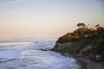 Vista elevata del mare e della costa al crepuscolo, Encinitas, California, USA — Foto stock