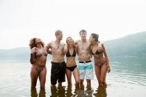 Ritratto di amici in piedi nel lago — Foto stock