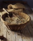 Mistura orgânica de sementes de abóbora, papoula, girassol e linho em tigela de vime — Fotografia de Stock